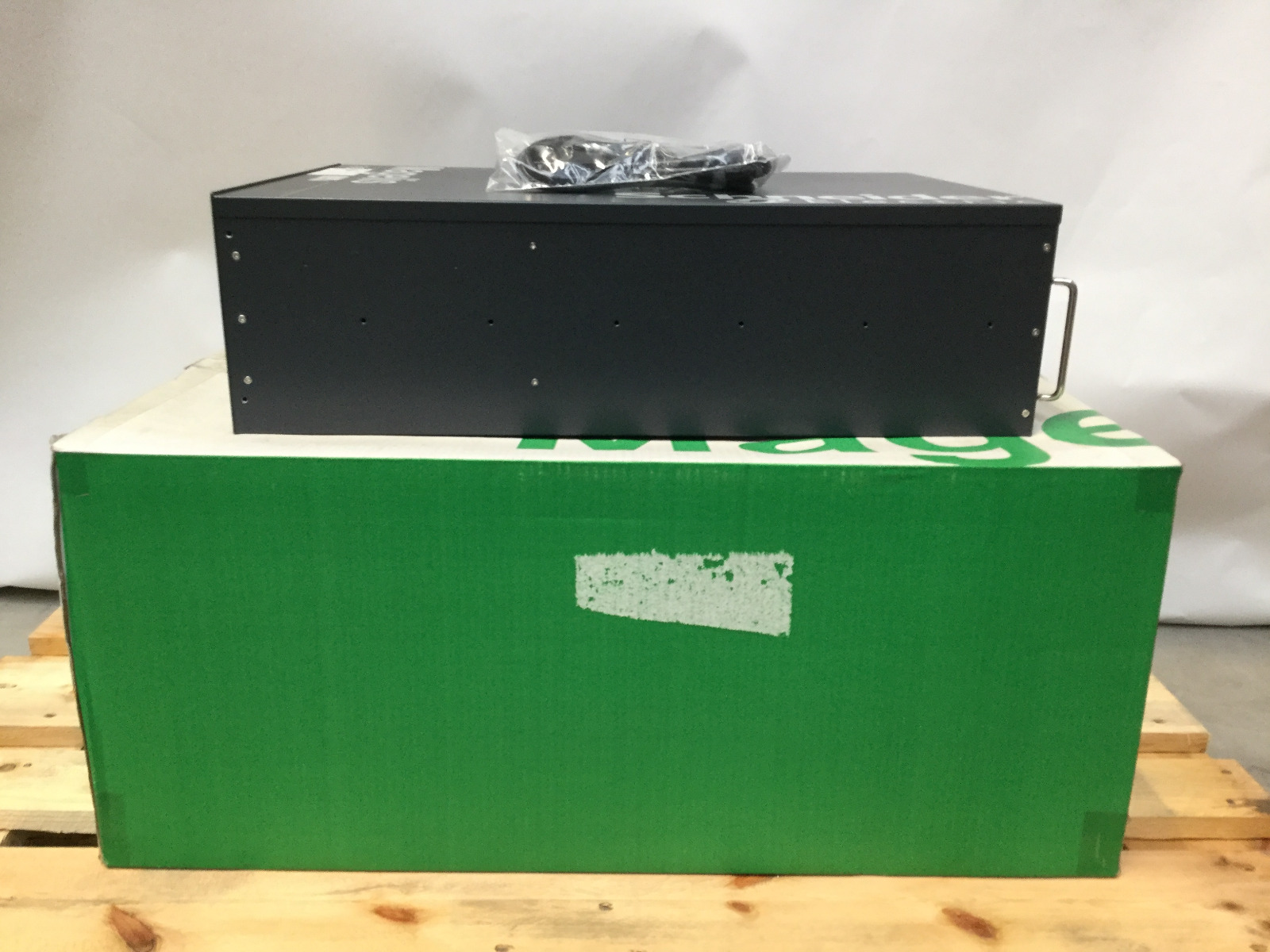 Schneider Electric HMIRSPFXR6702 Harmony iPC Industrial Rack PC 6 Slots New NFP