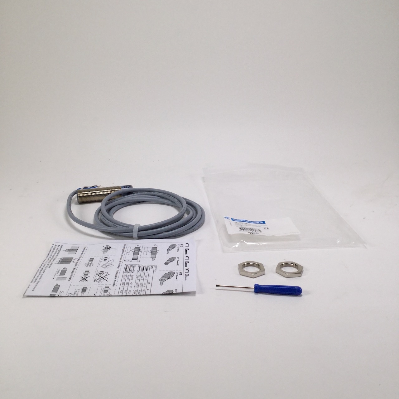 Telemecanique XT118B1PCL2 OsiSense XT Capacitive sensor XT1 New NFP