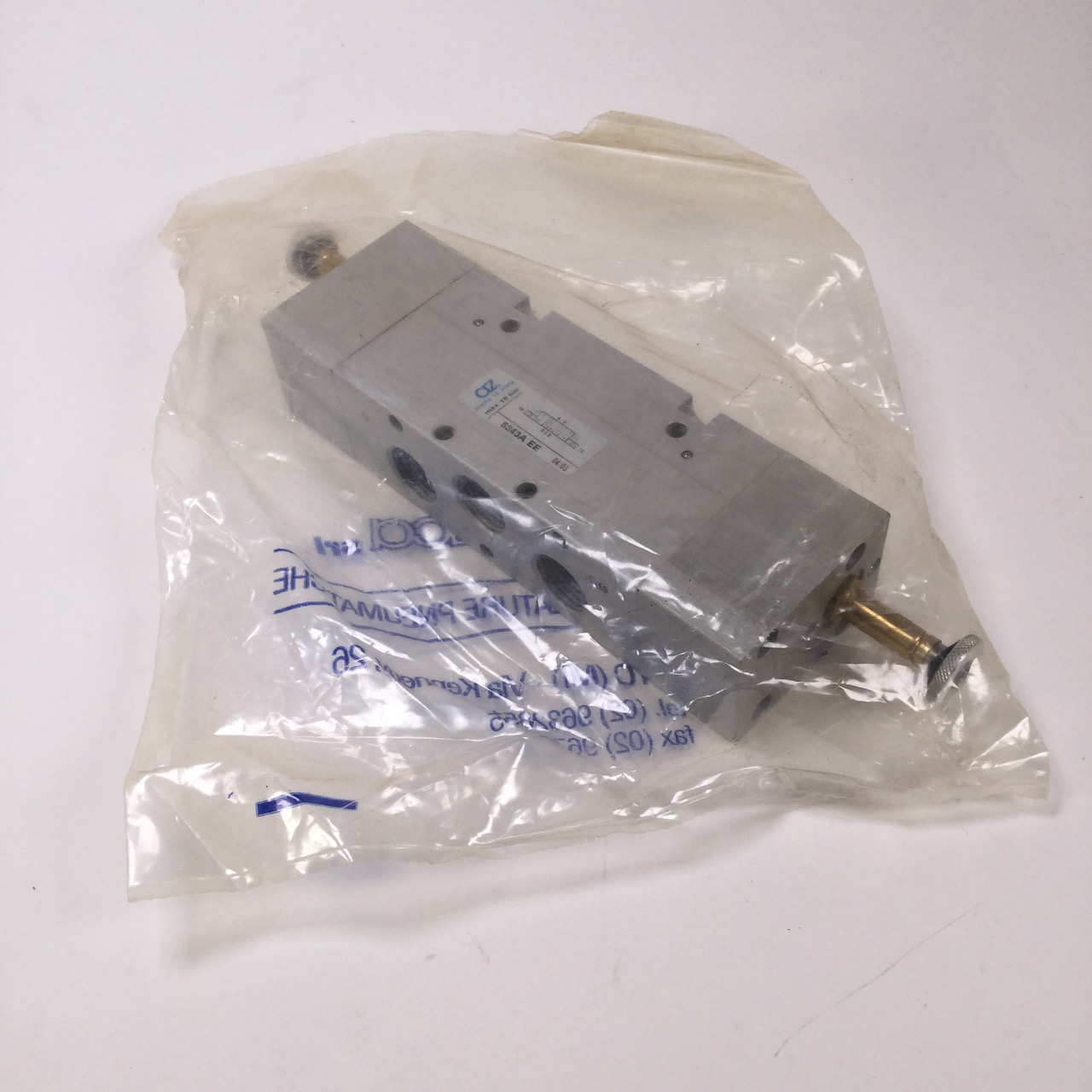 Az Pneumatica 5243AEE 5/3 1/2" open centres double solenoid pilot New NFP Sealed