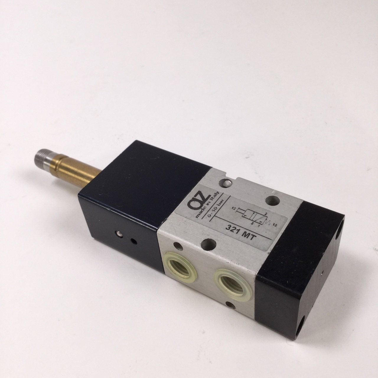 Az Pneumatica 321MT 3/2 1/8" push/pull with spring return New NMP
