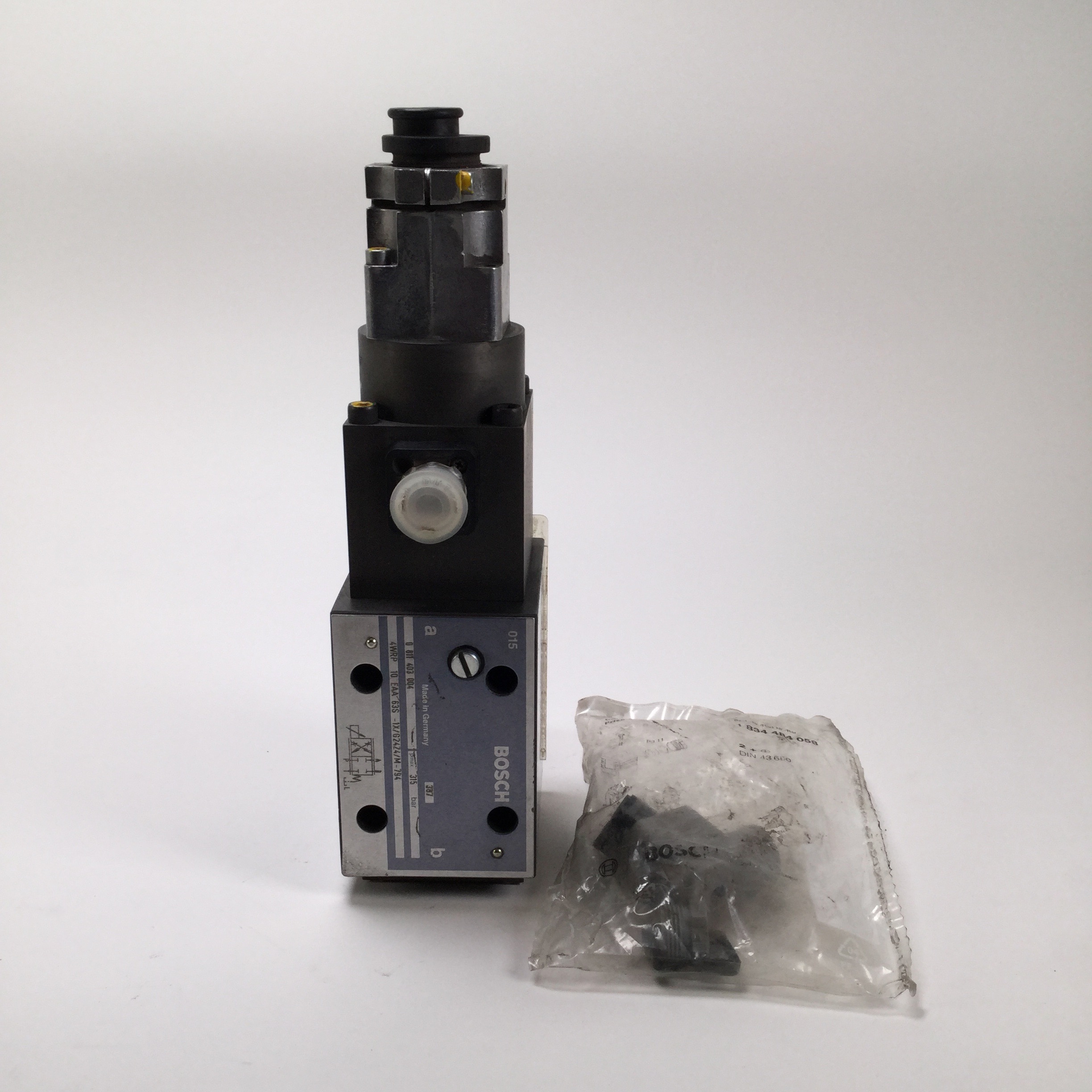 Bosch 0811403004 Directional Control Valve 4WRP10 EAA 63S-1X/G24Z4/M-794 New NMP