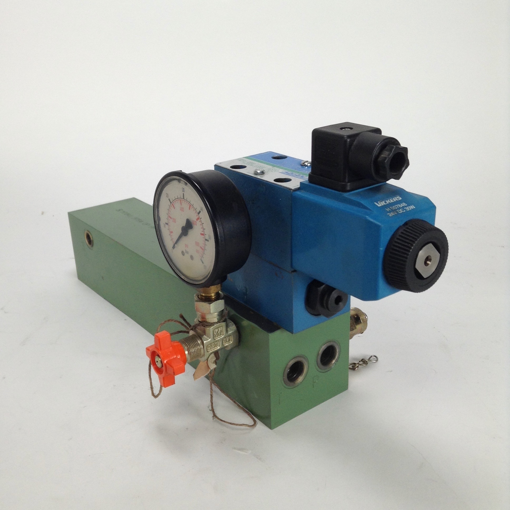 Vickers Valve H507848 24V 30W + DG4V3S2AMUH560 + DGMX23PPCWD40 + gauge Used UMP